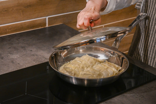 ステンレスフライパンで餃子をきれいに焼く！アルミクラッド三層構造の使い方とコツ