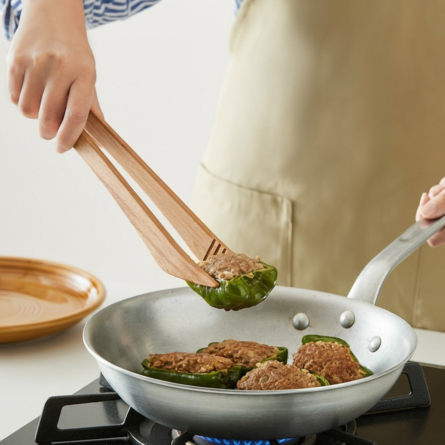 ASAKURA 毎日トング 28cm 炒める・混ぜる・つかむ 木製 日本製 キッチンツール 軽量 軽い 新潟県産ブナ 天然木 トング ヘラ 菜箸 曲木 木製トング 朝倉家具 1個 ASAKURAの雑貨