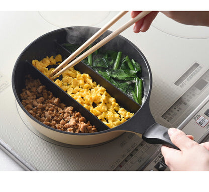 【お弁当作りに！】仕切り付き深型フライパン 20cm センターエッグトリプルパンmini IH対応 お弁当 同時調理 PFOAフリー 時短 時短調理 焼き 茹で 玉子焼き器 卵焼き器 卵1個 コンパクト かわいい