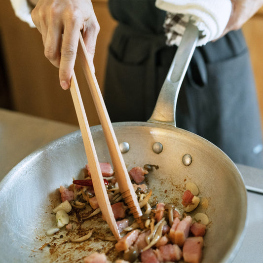 ASAKURA 毎日トング 28cm 炒める・混ぜる・つかむ 木製 日本製 キッチンツール 軽量 軽い 新潟県産ブナ 天然木 トング ヘラ 菜箸 曲木 木製トング 朝倉家具 1個 ASAKURAの雑貨