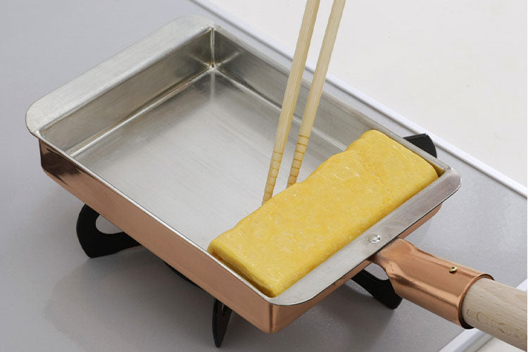 日本製 燕三条 銅の玉子焼き器 関西型 13.5cm レシピ付き プロ仕様 玉子焼き器 卵焼き器 玉子焼きフライパン 卵焼きフライパン エッグパン だし巻き卵 錫引き 銅製 国産(代引不可)