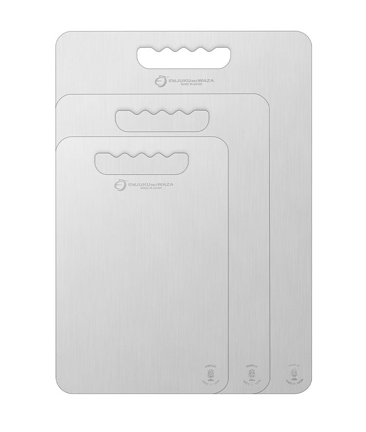日本製 燕三条 チタンまな板 純チタン チタン製 まな板 Mサイズ 25.4×35.6cm 厚さ1mm カッティングボード 吊り下げ可能 軽い お手入れ簡単 におい移りなし 錆びにくい 清潔 キャンプ アウトドア