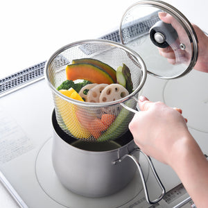 日本製 燕三条 ストレーナー付き ステンレスマルチポット 14cm 深型 ガラス蓋 ガス火 IH対応 2.1L 逸品物創 ステンレス製 鍋 ざる ザル コンパクト スリム 片手鍋 揚げ鍋 天ぷら鍋 A-77890
